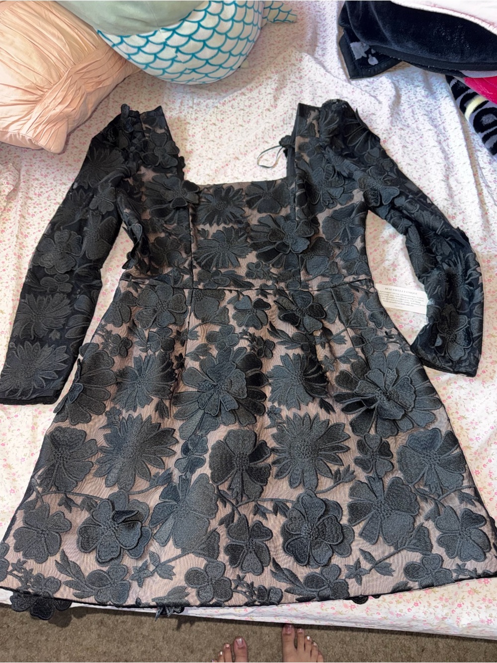 The prettiest HELSI black floral short above the knee long sleeve dress😍😍😍